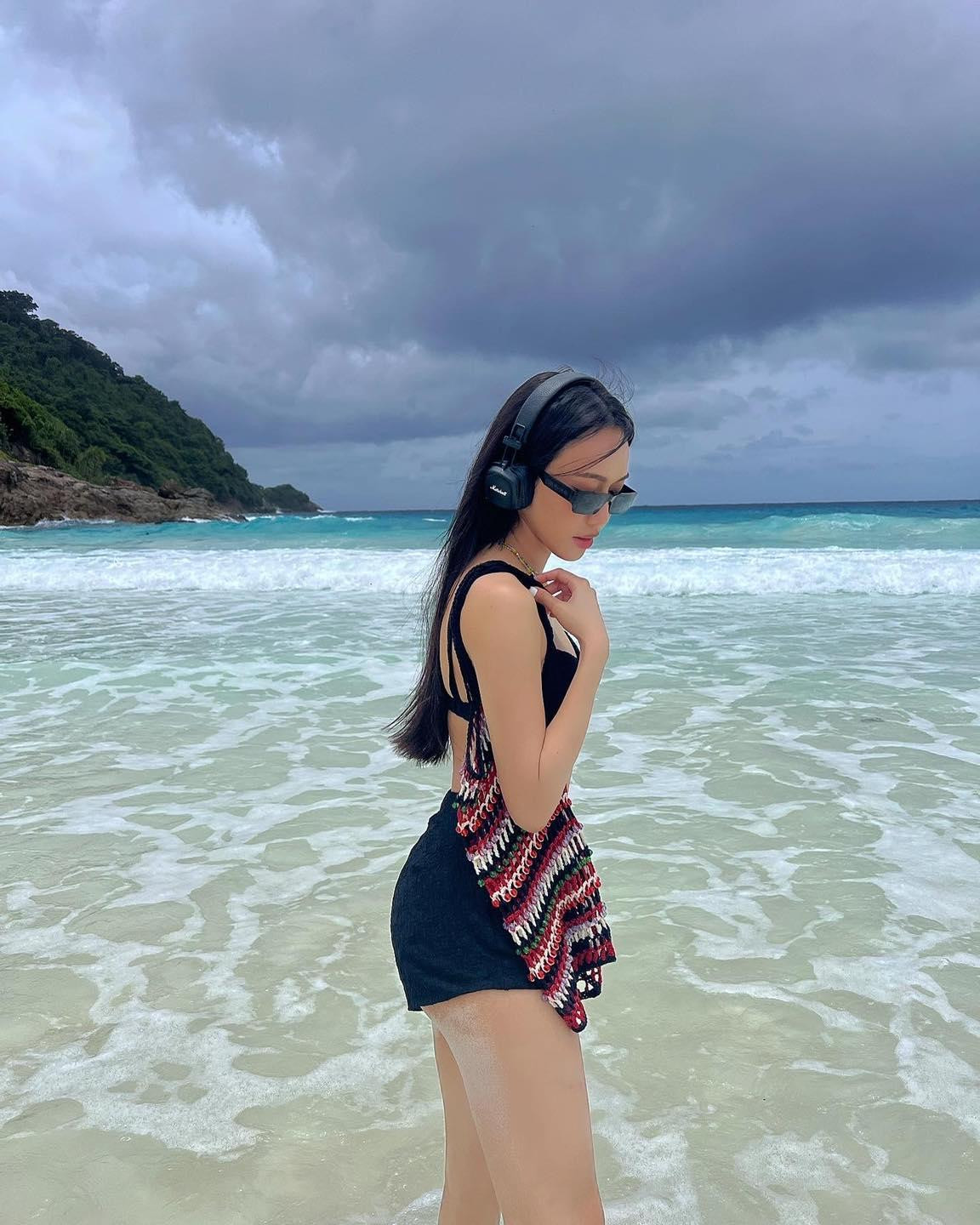 Diệu Nhi chọn diện bikini màu đen không quá táo bạo nhưng vẫn có thể khoe được đường cong cơ thể. Diệu Nhi chọn diện bikini màu đen không quá táo bạo nhưng vẫn có thể khoe được đường cong cơ thể.