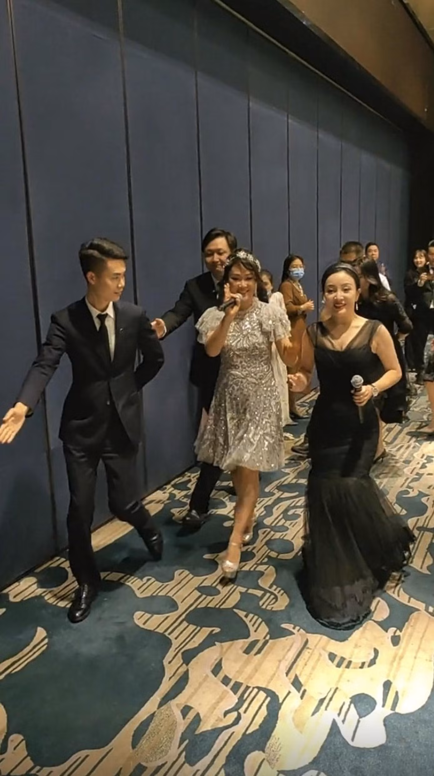 Lương Tiểu Băng mặc đầm lấp lánh và được vệ sĩ hộ tống. Ảnh: HK01.
