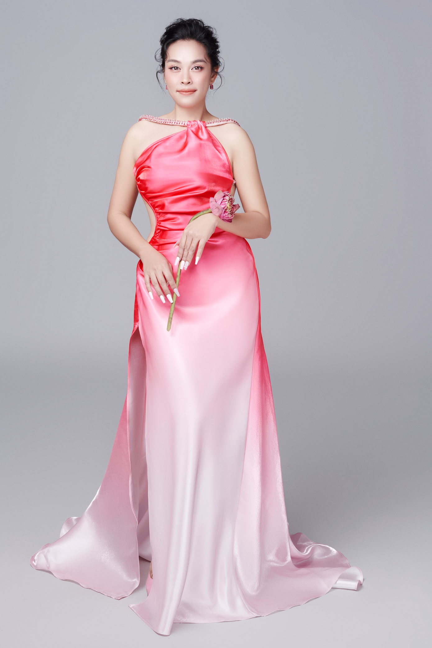 Cô là giảng viên thanh nhạc, góp công rèn luyện nhiều giọng ca showbiz Việt như Uyên Linh, Hoàng Dũng, Orange… Cô là giảng viên thanh nhạc, góp công rèn luyện nhiều giọng ca showbiz Việt như Uyên Linh, Hoàng Dũng, Orange…