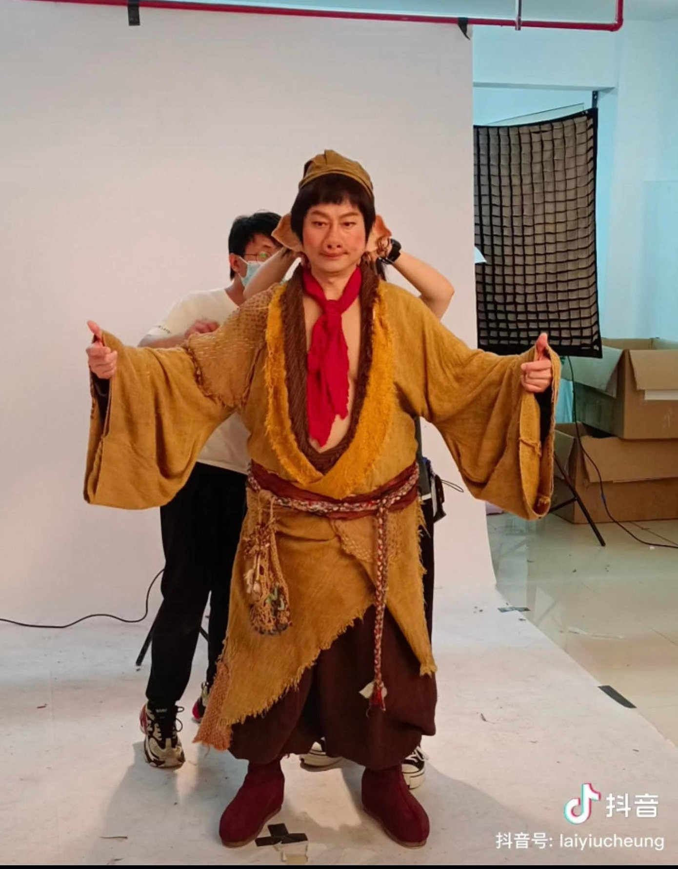 Tái diễn lại hình tượng kinh điển Trư Bát Giới trong Tây du ký đài TVB sau 26 năm, Lê Diệu Tường chia sẻ từng nhiều lần từ chối ê-kíp vì tuổi tác đã cao, thời gian hóa trang gây mệt mỏi. Trước tình cảm chân thành của nhà sản xuất, cuối cùng ông thay đổi quyết định. Ảnh: HK01. Tái diễn lại hình tượng kinh điển Trư Bát Giới trong Tây du ký đài TVB sau 26 năm, Lê Diệu Tường chia sẻ từng nhiều lần từ chối ê-kíp vì tuổi tác đã cao, thời gian hóa trang gây mệt mỏi. Trước tình cảm chân thành của nhà sản xuất, cuối cùng ông thay đổi quyết định. Ảnh: HK01.