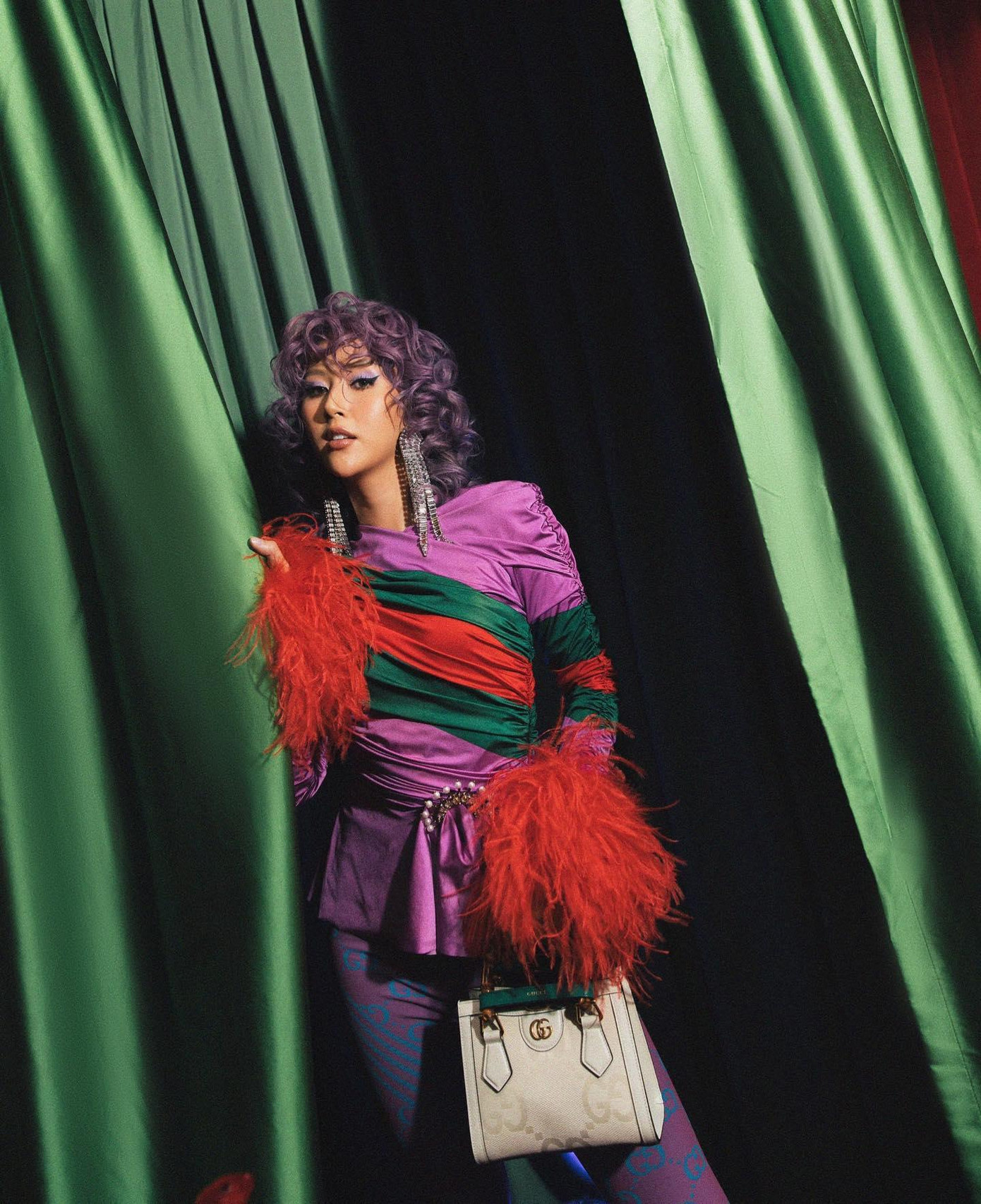 Quỳnh Anh Shyn với set đồ tím cá tính.