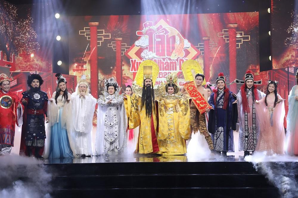 Tạo hình của các nhân vật cũng như nội dung chính của Táo Xuân năm nay đã lộ diện! Bên cạnh các nhân vật chủ chốt của thiên đình là Ngọc Hoàng (NSƯT Hữu Châu), Thiên Hậu (Ca sĩ Cẩm Ly) năm nay còn có sự xuất hiện của Nga Ngàn Năm (Nghệ sĩ Việt Hương) và đội hình bộ ba nhà Táo đại diện là Táo Đỏ (Đại Nghĩa), Táo Hồng (Khả Như), Táo Xanh (Hứa Minh Đạt) và Nam Tào (Quang Trung) và Bắc Đẩu (Võ Tấn Phát).