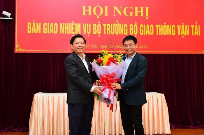 Bí thư Đảng ủy Khối các cơ quan Trung ương tặng hoa chúc mừng Tân Bộ trưởng Bộ GTVT Nguyễn Văn Thắng. Ảnh: Quang Anh Bí thư Đảng ủy Khối các cơ quan Trung ương tặng hoa chúc mừng Tân Bộ trưởng Bộ GTVT Nguyễn Văn Thắng. Ảnh: Quang Anh