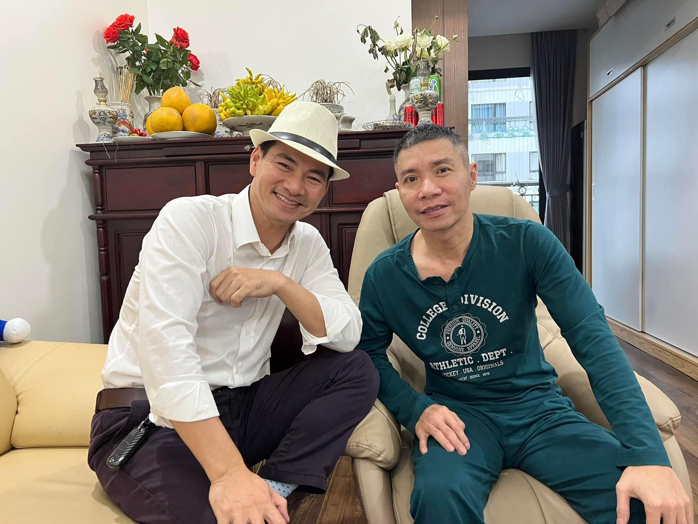 Trên trang cá nhân, NSND Công Lý chia sẻ hình ảnh tại nhà riêng cùng với NSƯT Xuân Bắc. Đây là lần đầu tiên cả hai xuất hiện chung khung hình từ khi có tin tức không tham gia Táo Quân 2022.