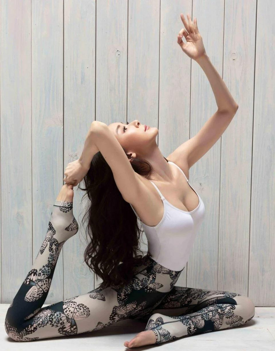 Nữ diễn viên 54 tuổi được khen ngợi trẻ trung hơn so với đồng nghiệp cùng trang lứa. Nhiều năm qua, Tiêu Tường trung thành với bộ môn yoga.