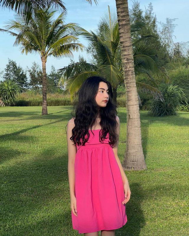 Cũng như chị gái Lọ Lem, Hạt Dẻ cao 1m70, chuộng phong cách ngọt ngào, càng lớn càng duyên dáng, điệu đà.