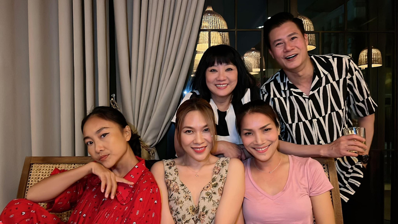 “Ôi thật quá đáng yêu khi cả bầu trời tuổi thơ tề tựu đằm thắm đầy xúc cảm”, “Tấm hình chứa cả một thời thanh xuân của tôi”,…người hâm mộ viết. Dưới bài đăng, Mỹ Tâm bày tỏ cảm xúc hạnh phúc trước cuộc gặp gỡ của các nghệ sĩ, ca sĩ Thanh Thảo tiếc nuối khi không thể góp mặt.