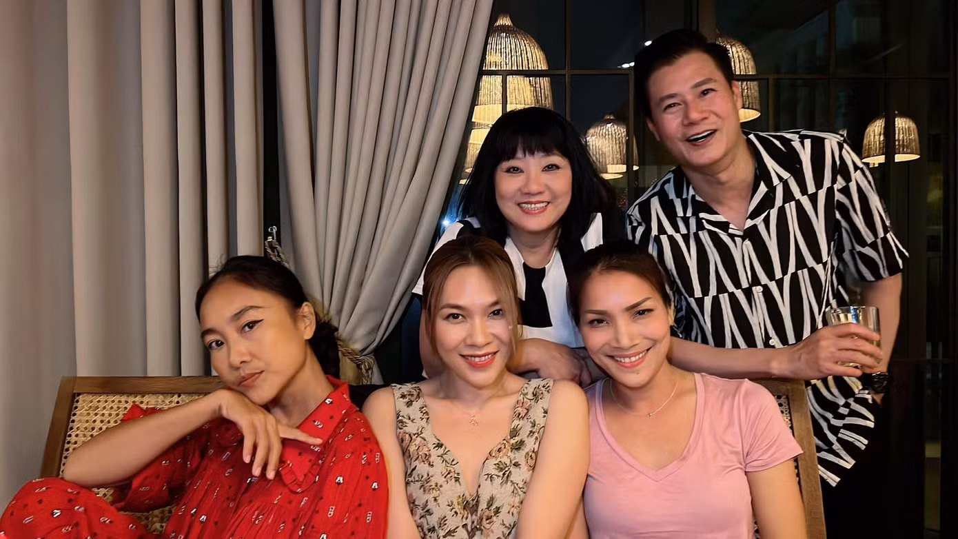 “Ôi thật quá đáng yêu khi cả bầu trời tuổi thơ tề tựu đằm thắm đầy xúc cảm”, “Tấm hình chứa cả một thời thanh xuân của tôi”,…người hâm mộ viết. Dưới bài đăng, Mỹ Tâm bày tỏ cảm xúc hạnh phúc trước cuộc gặp gỡ của các nghệ sĩ, ca sĩ Thanh Thảo tiếc nuối khi không thể góp mặt.