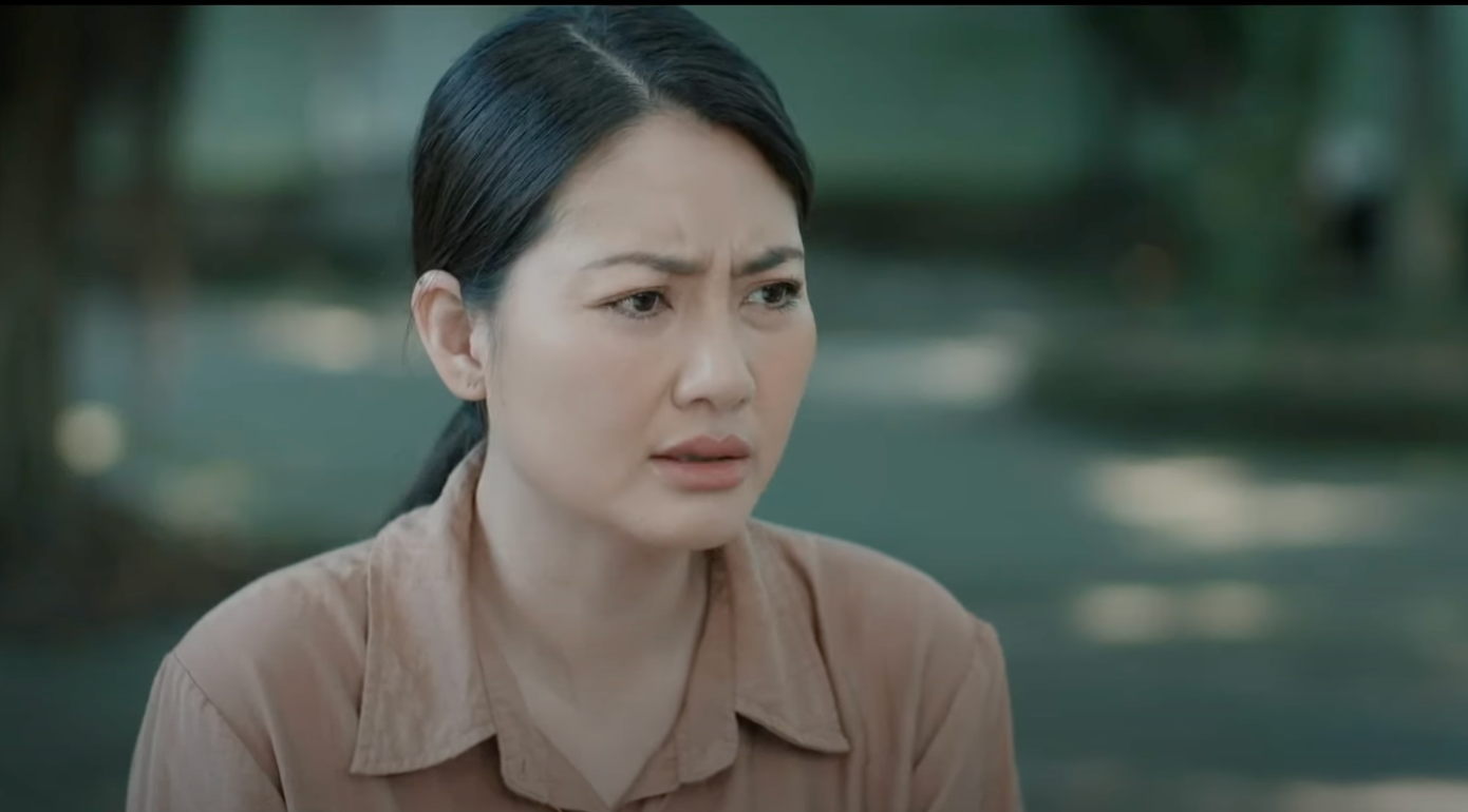 Mô kể cho Hồng chuyện của Khoản và lý do anh ôm con chạy trốn khỏi làng. Ảnh: CMH.