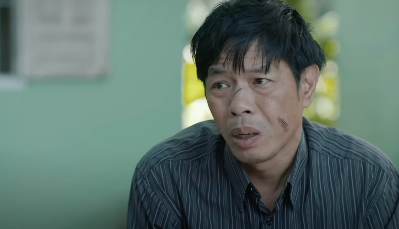 Mô kể cho Hồng chuyện của Khoản và lý do anh ôm con chạy trốn khỏi làng. Ảnh: CMH.