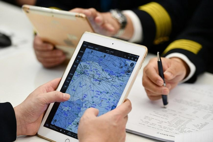 Phi công nghiên cứu hành trình Hà Nội-Bucharest gần 10.000km với thời gian bay hơn 12 tiếng qua nhiều quốc gia, vùng lãnh thổ. (Ảnh: CTV/Vietnam+)