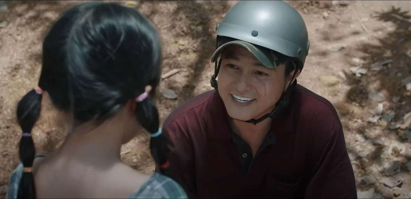 Mô đưa bé Hạt Dẻ đi. Ảnh: CMH.