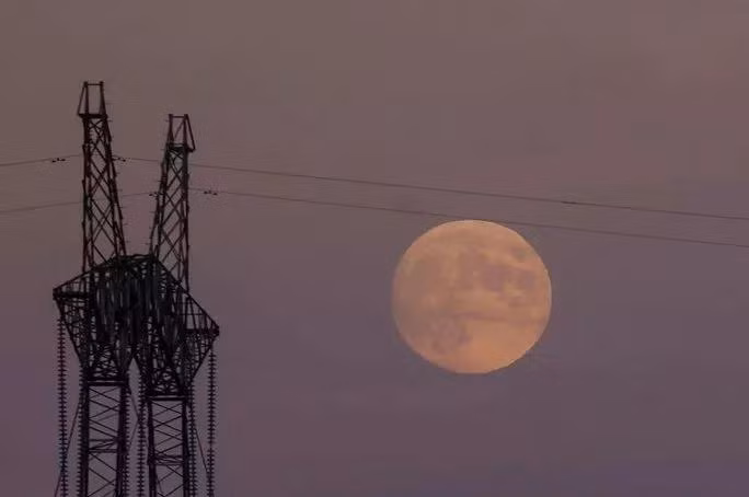 Trăng máu ở vùng Dnipropetrovsk, Ukraine - Ảnh: REUTERS