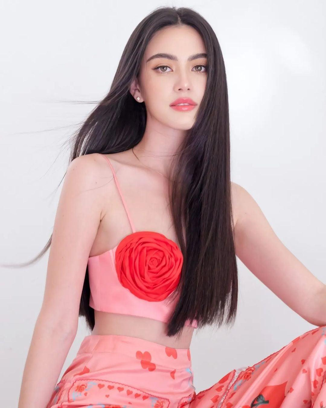 Mai Davika khiến nhiều người yêu thích bởi luôn biết cách làm mới mình, thử sức với nhiều phong cách thời trang đa dạng. Người đẹp xứ chùa Vàng không ngại khoác lên mình những thiết kế có phom dáng, chất liệu lạ mắt.