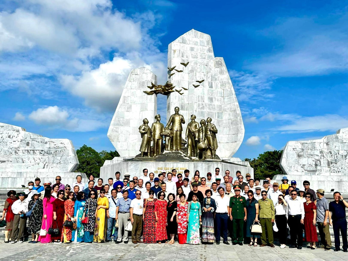 Các đại biểu dự Hội nghị Giao ban thăm và chụp ảnh lưu niệm tại Quảng trường Hồ Chí Minh, TP Đồng Hới.