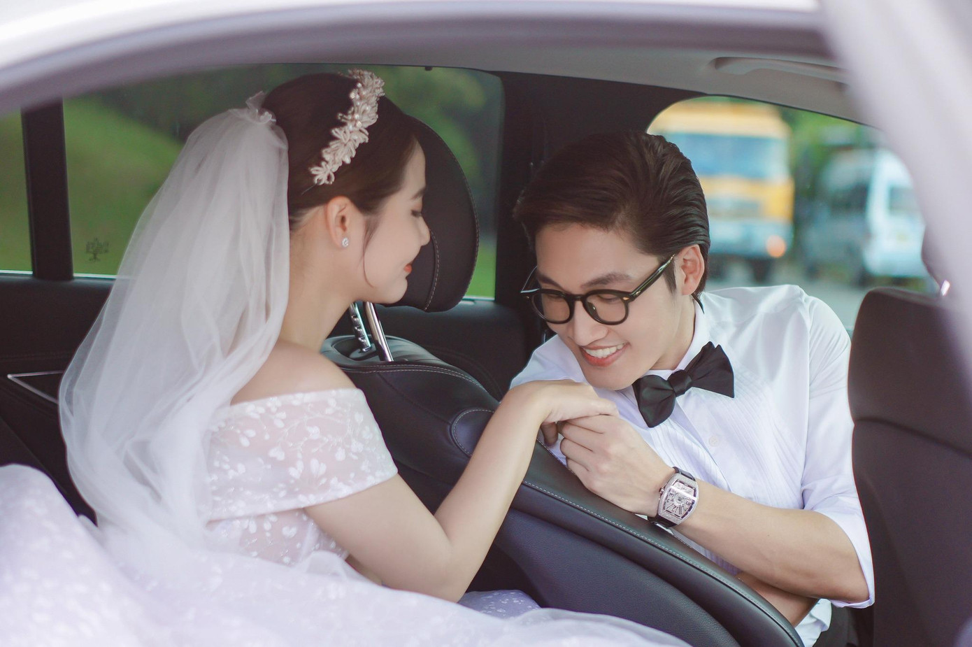 Hình ảnh cô dâu, chú rể trong ngày trọng đại dưới sự chứng kiến của hai bên gia đình chính là cái kết “đầy nắng” mà bộ phim đem đến cho người hâm mộ. Hình ảnh cô dâu, chú rể trong ngày trọng đại dưới sự chứng kiến của hai bên gia đình chính là cái kết “đầy nắng” mà bộ phim đem đến cho người hâm mộ.