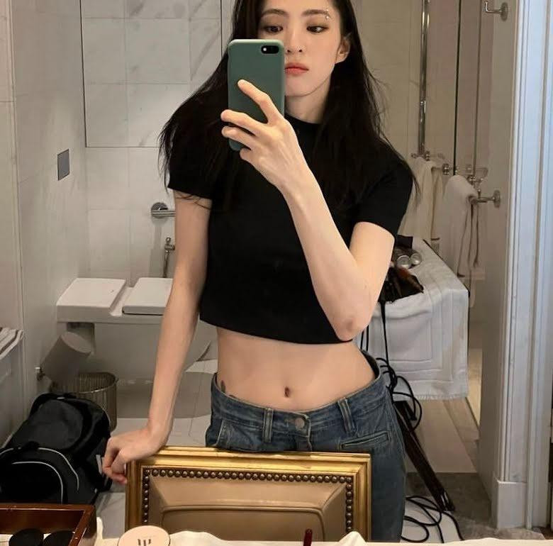 Han So Hee khoe hình xăm và xỏ khuyên. Ảnh: xeesoxee. Han So Hee khoe hình xăm và xỏ khuyên. Ảnh: xeesoxee.