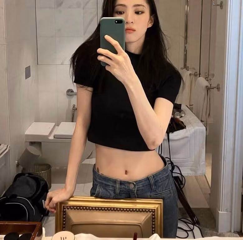 Han So Hee khoe hình xăm và xỏ khuyên. Ảnh: xeesoxee.