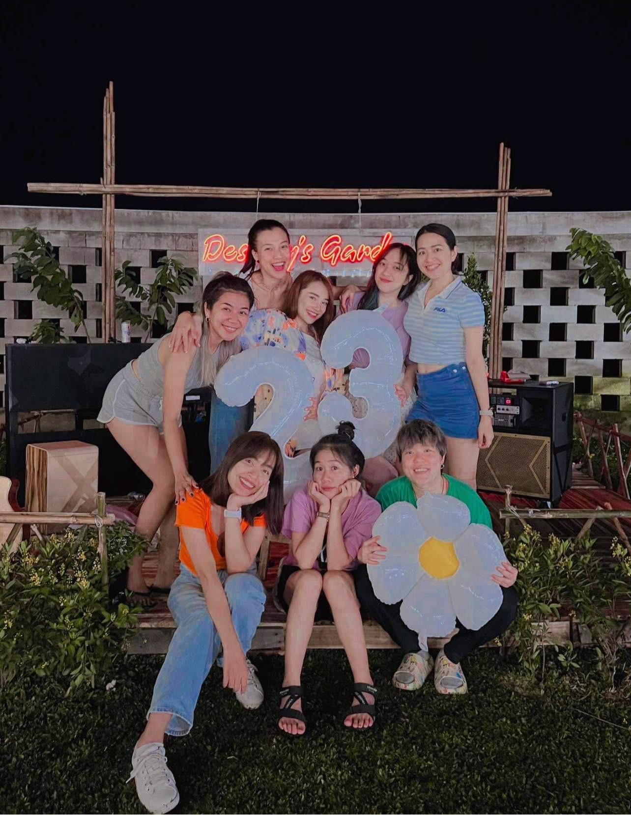 Hội bạn thân của Nhã Phương dí dỏm đảo ngược số tuổi thành 23 thay vì 32