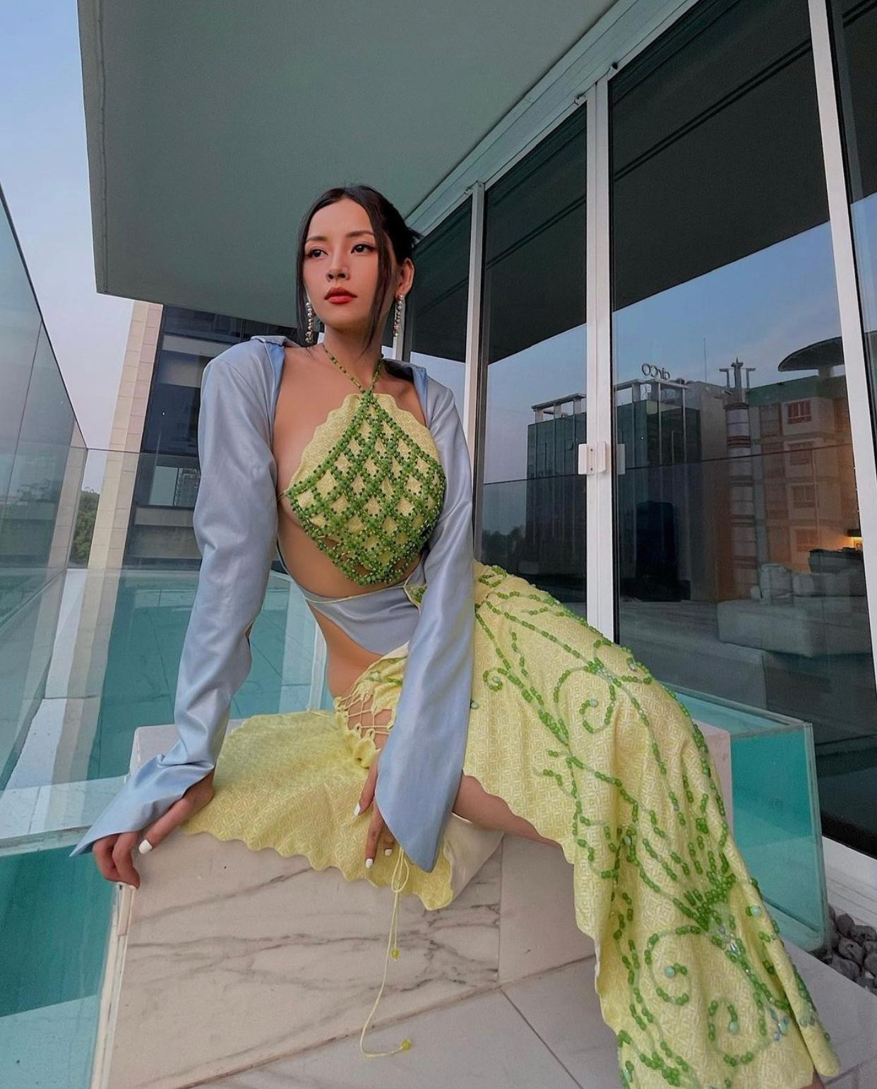 Ngoài thời trang, giọng hát của cựu hot girl Hà Thành cũng gây tranh cãi. Về vấn đề này, Chi Pu từng khẳng định: “Nếu tôi thấy mình hát dở, thấy mình hát thảm họa thì đã không trở thành ca sĩ rồi. Tôi phải biết thực lực mình đến đâu thì mới chọn con đường này chứ. Tôi không dám nói mình hát hay, hát tốt vì đấy là cảm nhận của người nghe”.