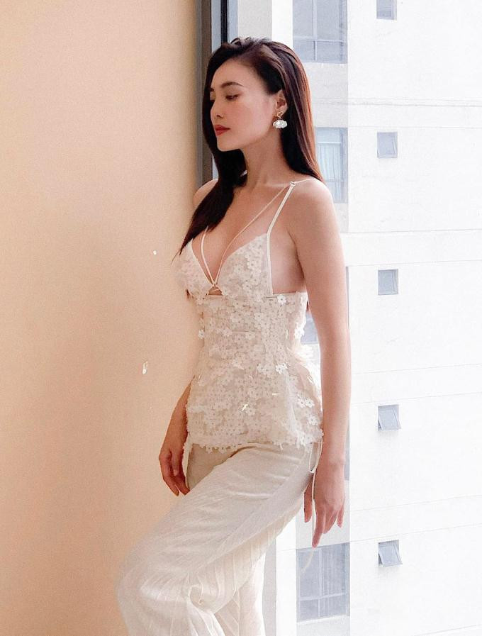 Trang phục này giúp Lan Ngọc trông mảnh mai, khoe được xương quai xanh, vòng một đầy đặn.