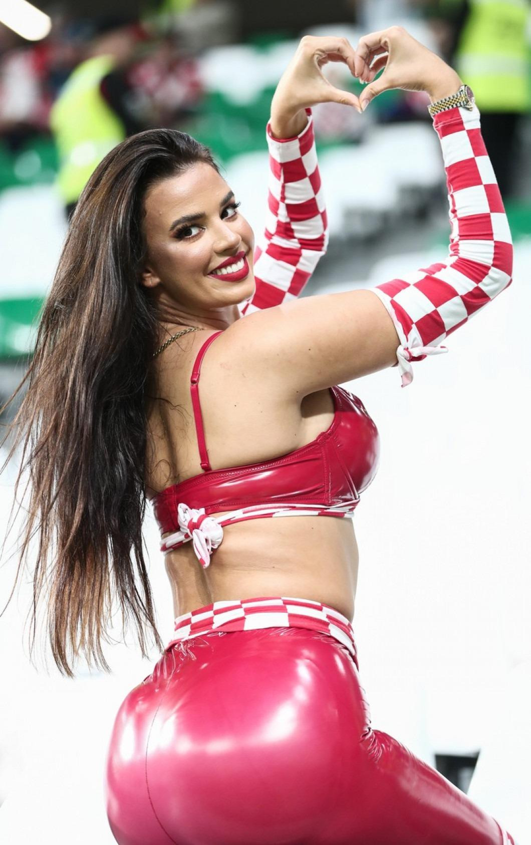 Mẫu nữ không ngại phô diễn thân hình gợi cảm trên các khán đài World Cup. Ảnh: Profimedia.