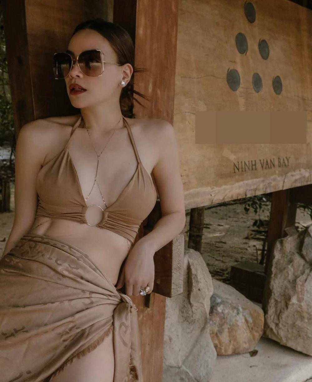 Nữ ca sĩ diện bộ bikini màu nâu kết hợp cùng loạt phụ kiện thời trang trông rất đẹp mắt, thời thượng.