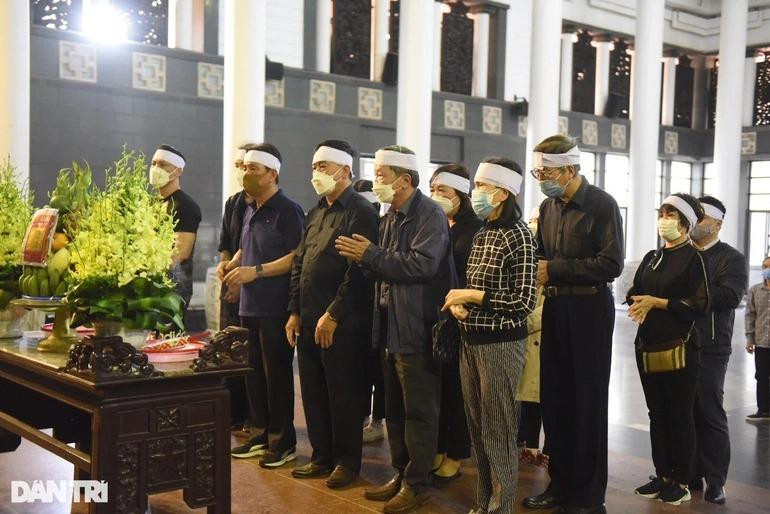 Gia đình cũng muốn túc trực mãi bên cạnh linh cữu của NSƯT Minh Trí. Những giọt nước mắt vẫn chưa thể ngừng rơi (Ảnh: Toàn Vũ).