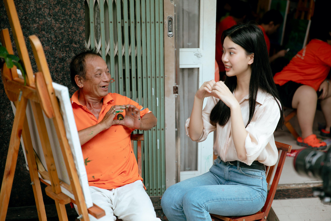 Hương Giang cùng Gia Hân trò chuyện với các học viên.