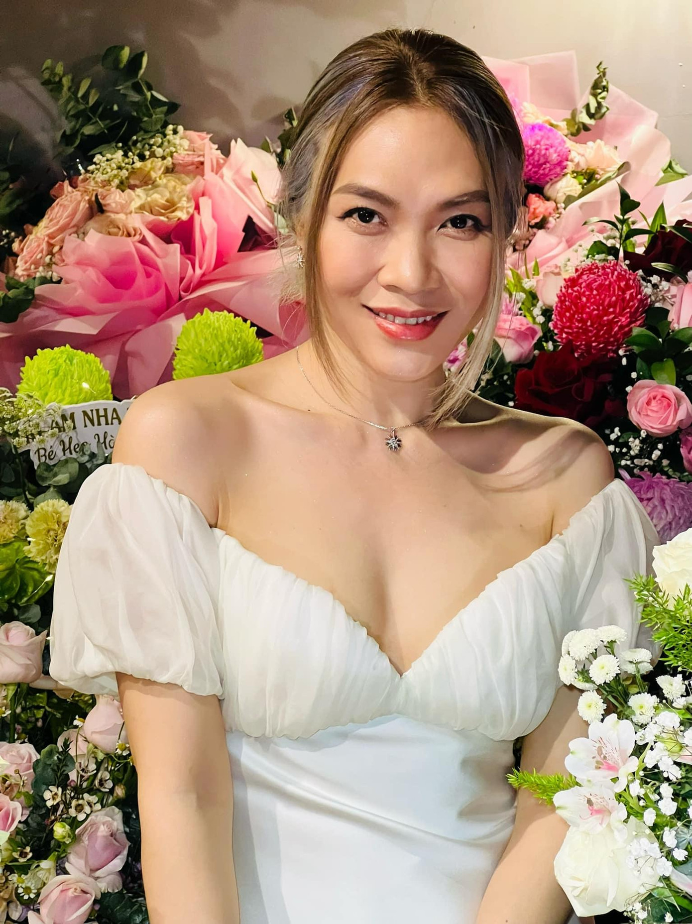 Nhiều khán giả cảm thán, nhan sắc của nữ ca sĩ ngày càng trẻ trung, lên hương.