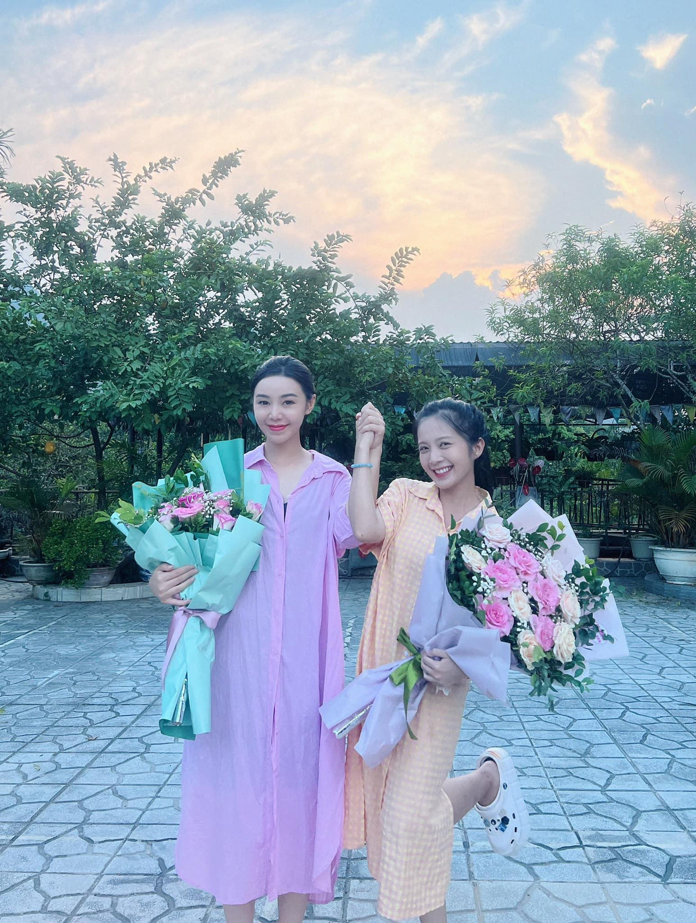 Dàn diễn viên chính của Ga-ra hạnh phúc. Ảnh: FBNV