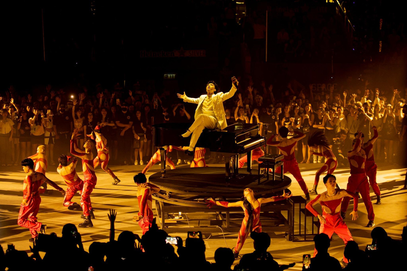 Sân khấu mãn nhãn, tạo nên bữa tiệc về thị giác dành cho hơn 5000 khán giả.