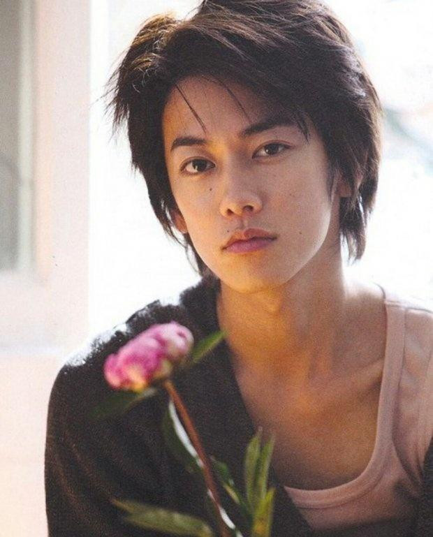 Satoh Takeru được coi là một trong những báu vật của điện ảnh Nhật Bản. Với 16 năm kinh nghiệm hoạt động trong showbiz, diễn viên chứng minh năng lực diễn xuất đa dạng, có thể đảm nhận nhiều dạng vai, từ kiếm khách lạnh lùng đến chàng trai ngôn tình, lãng mạn. Ảnh: Pinterest.
