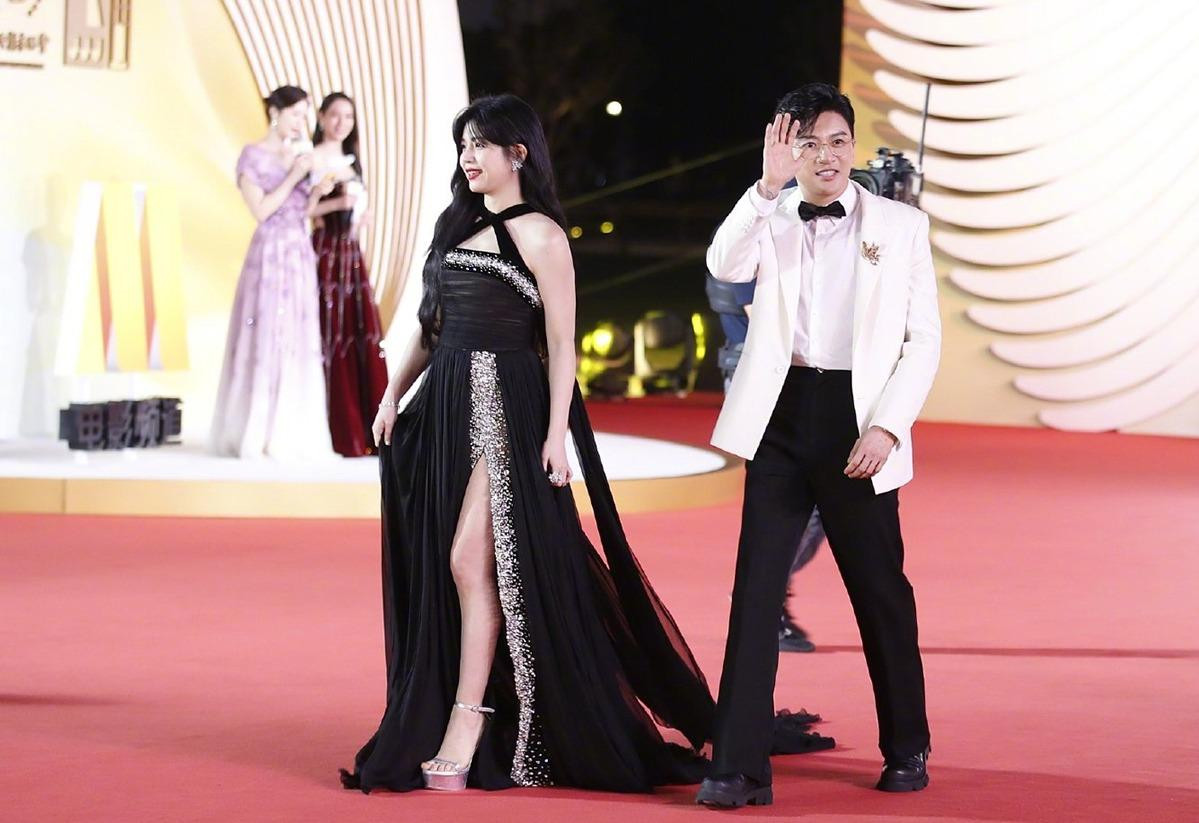 Hai nghệ sĩ sánh đôi trên thảm đỏ. Ảnh: Sina.