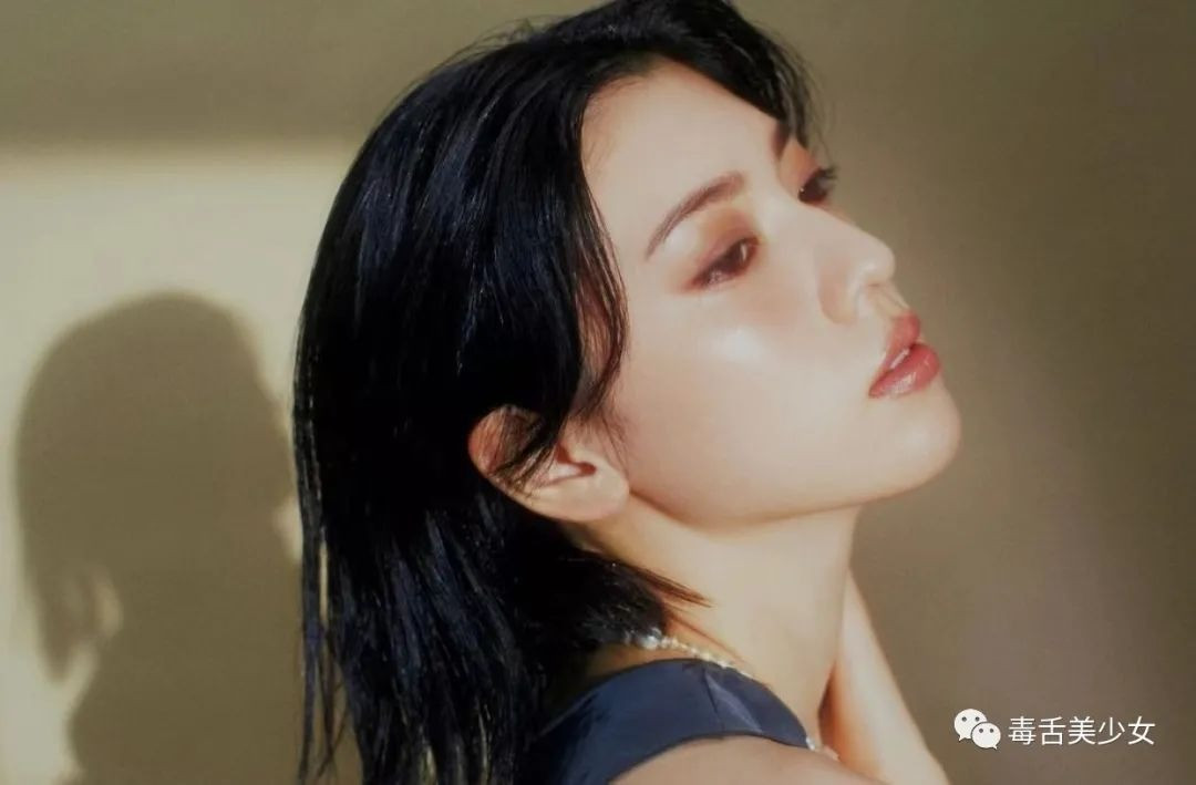 Năm 2019, Ayaka Miyoshi từng xuất hiện trong video ca nhạc Hứa sẽ không khóc, vào Top 1 trending thế giới của Châu Kiệt Luân. Cô được khen ngợi vì vẻ đẹp trong sáng, thanh thuần khiến người hâm mộ xao xuyến. Từ đây, cô được cư dân mạng Trung Quốc đặt cho danh xưng “Hot girl trà sữa”. Không lâu sau đó, tài khoản Instagram của cô vượt mốc 1 triệu lượt theo dõi nhờ sự quan tâm của người hâm mộ đất nước tỷ dân. Ảnh: Sina. Năm 2019, Ayaka Miyoshi từng xuất hiện trong video ca nhạc Hứa sẽ không khóc, vào Top 1 trending thế giới của Châu Kiệt Luân. Cô được khen ngợi vì vẻ đẹp trong sáng, thanh thuần khiến người hâm mộ xao xuyến. Từ đây, cô được cư dân mạng Trung Quốc đặt cho danh xưng “Hot girl trà sữa”. Không lâu sau đó, tài khoản Instagram của cô vượt mốc 1 triệu lượt theo dõi nhờ sự quan tâm của người hâm mộ đất nước tỷ dân. Ảnh: Sina.