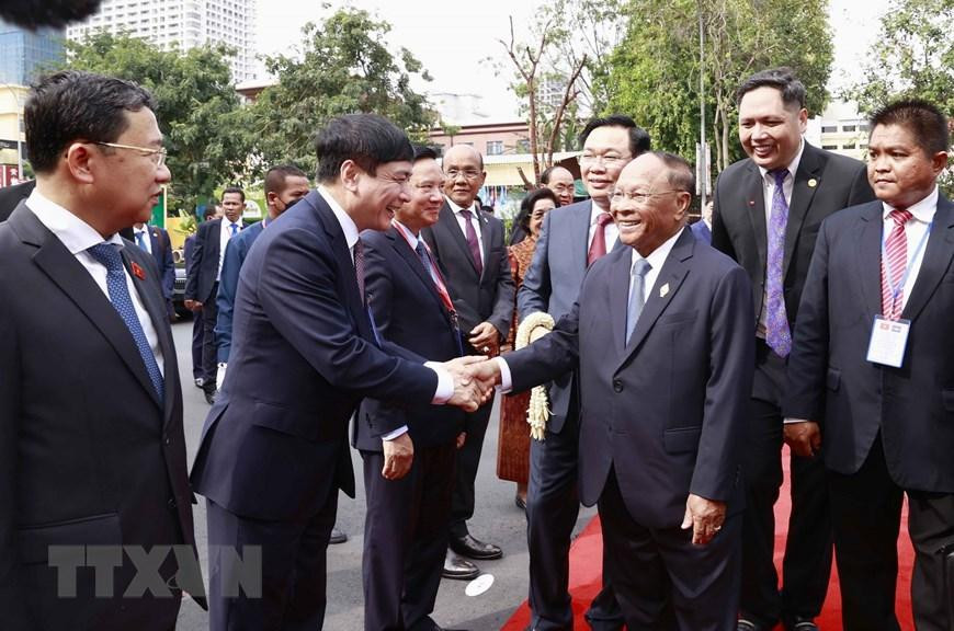 Chủ tịch Quốc hội Vương Đình Huệ giới thiệu với Chủ tịch Quốc hội Campuchia Samdech Heng Samrin các đại biểu đoàn Quốc hội Việt Nam. (Ảnh: Doãn Tấn/TTXVN) Chủ tịch Quốc hội Vương Đình Huệ giới thiệu với Chủ tịch Quốc hội Campuchia Samdech Heng Samrin các đại biểu đoàn Quốc hội Việt Nam. (Ảnh: Doãn Tấn/TTXVN)
