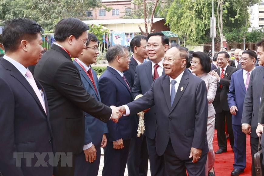 Chủ tịch Quốc hội Vương Đình Huệ giới thiệu với Chủ tịch Quốc hội Campuchia Samdech Heng Samrin các đại biểu đoàn Quốc hội Việt Nam. (Ảnh: Doãn Tấn/TTXVN) Chủ tịch Quốc hội Vương Đình Huệ giới thiệu với Chủ tịch Quốc hội Campuchia Samdech Heng Samrin các đại biểu đoàn Quốc hội Việt Nam. (Ảnh: Doãn Tấn/TTXVN)