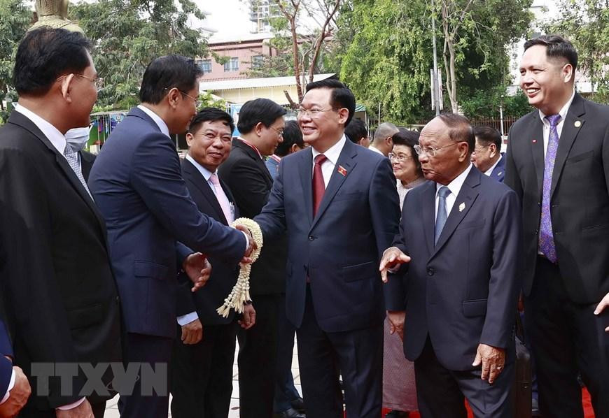 Chủ tịch Quốc hội Campuchia giới thiệu với Chủ tịch Quốc hội Vương Đình Huệ các đại biểu đoàn Quốc hội Campuchia. (Ảnh: Doãn Tấn/TTXVN) Chủ tịch Quốc hội Campuchia giới thiệu với Chủ tịch Quốc hội Vương Đình Huệ các đại biểu đoàn Quốc hội Campuchia. (Ảnh: Doãn Tấn/TTXVN)