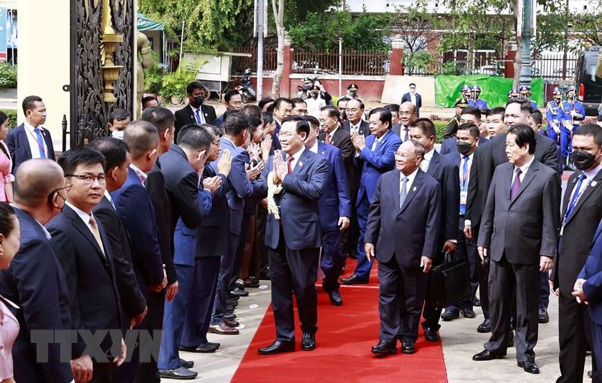 Chủ tịch Quốc hội Campuchia Samdech Heng Samrin giới thiệu với Chủ tịch Quốc hội Vương Đình Huệ các đại biểu đoàn Quốc hội Campuchia. (Ảnh: Doãn Tấn/TTXVN) Chủ tịch Quốc hội Campuchia Samdech Heng Samrin giới thiệu với Chủ tịch Quốc hội Vương Đình Huệ các đại biểu đoàn Quốc hội Campuchia. (Ảnh: Doãn Tấn/TTXVN)