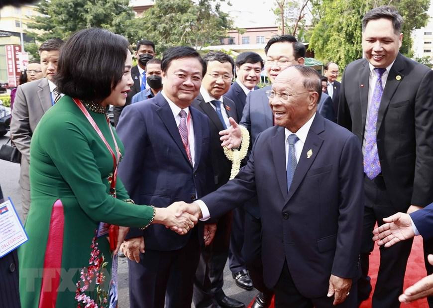 Chủ tịch Quốc hội Vương Đình Huệ giới thiệu với Chủ tịch Quốc hội Campuchia Samdech Heng Samrin các đại biểu đoàn Quốc hội Việt Nam. (Ảnh: Doãn Tấn/TTXVN) Chủ tịch Quốc hội Vương Đình Huệ giới thiệu với Chủ tịch Quốc hội Campuchia Samdech Heng Samrin các đại biểu đoàn Quốc hội Việt Nam. (Ảnh: Doãn Tấn/TTXVN)