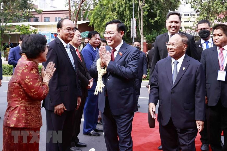 Chủ tịch Quốc hội Campuchia Samdech Heng Samrin giới thiệu với Chủ tịch Quốc hội Vương Đình Huệ các đại biểu đoàn Quốc hội Campuchia. (Ảnh: Doãn Tấn/TTXVN) Chủ tịch Quốc hội Campuchia Samdech Heng Samrin giới thiệu với Chủ tịch Quốc hội Vương Đình Huệ các đại biểu đoàn Quốc hội Campuchia. (Ảnh: Doãn Tấn/TTXVN)