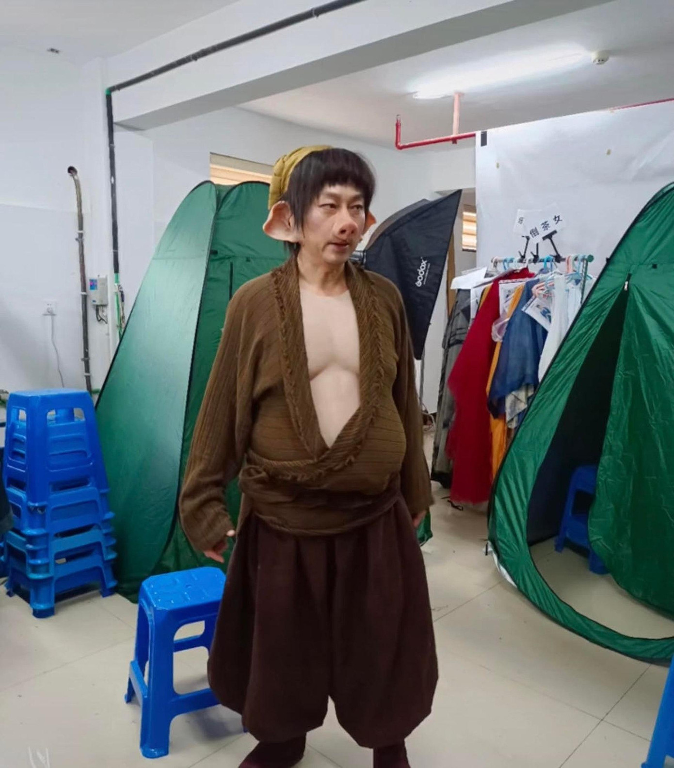 Tái diễn lại hình tượng kinh điển Trư Bát Giới trong Tây du ký đài TVB sau 26 năm, Lê Diệu Tường chia sẻ từng nhiều lần từ chối ê-kíp vì tuổi tác đã cao, thời gian hóa trang gây mệt mỏi. Trước tình cảm chân thành của nhà sản xuất, cuối cùng ông thay đổi quyết định. Ảnh: HK01. Tái diễn lại hình tượng kinh điển Trư Bát Giới trong Tây du ký đài TVB sau 26 năm, Lê Diệu Tường chia sẻ từng nhiều lần từ chối ê-kíp vì tuổi tác đã cao, thời gian hóa trang gây mệt mỏi. Trước tình cảm chân thành của nhà sản xuất, cuối cùng ông thay đổi quyết định. Ảnh: HK01.