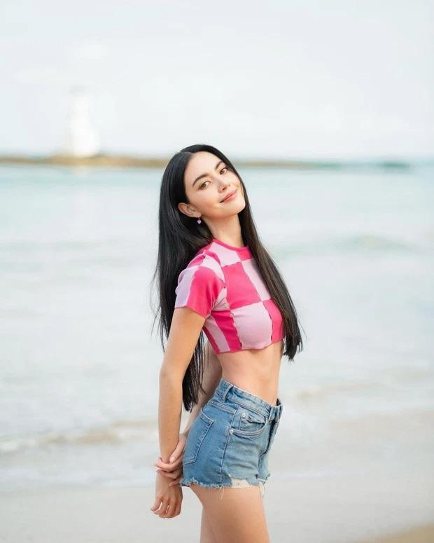 “Ma nữ đẹp nhất Thái Lan” Mai Davika cùng diện chung một thiết kế nhưng phối cùng quần shorts jeans.