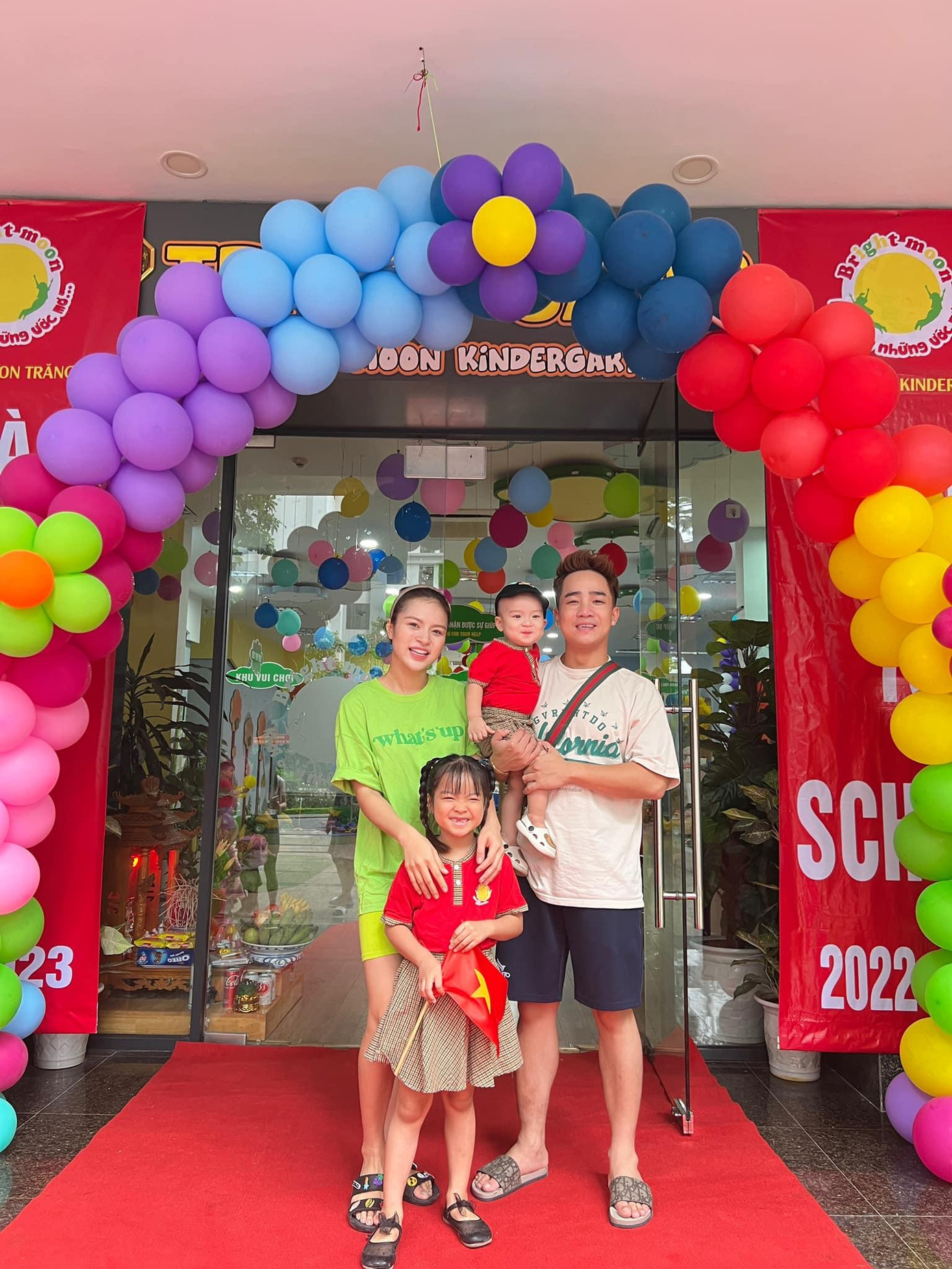 Vợ chồng Đỗ Duy Nam trong ngày hội đến trường của các con. Vợ chồng Đỗ Duy Nam trong ngày hội đến trường của các con.