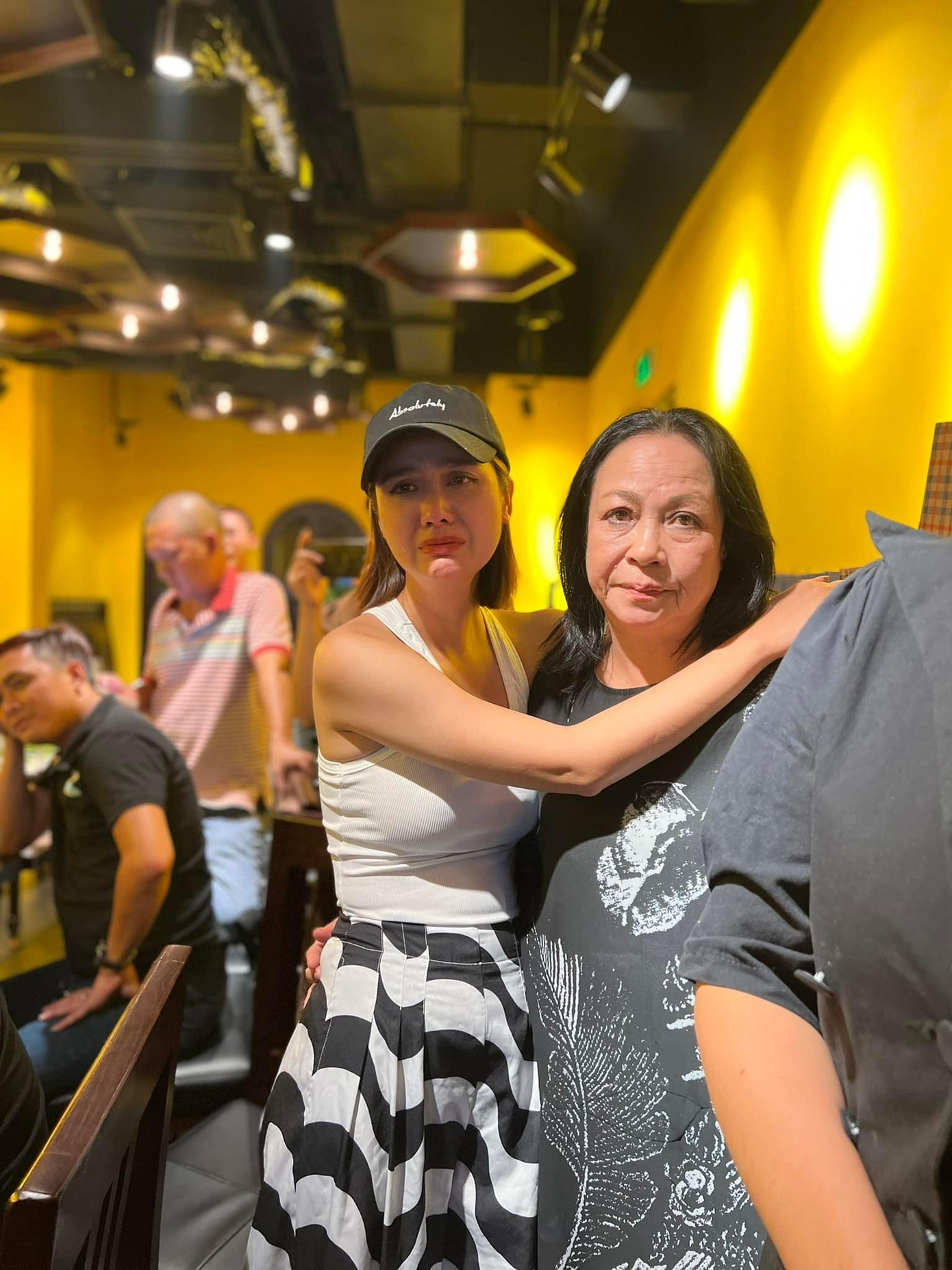 Các diễn viên xúc động rơi nước mắt khi xem tập cuối phim Các diễn viên xúc động rơi nước mắt khi xem tập cuối phim