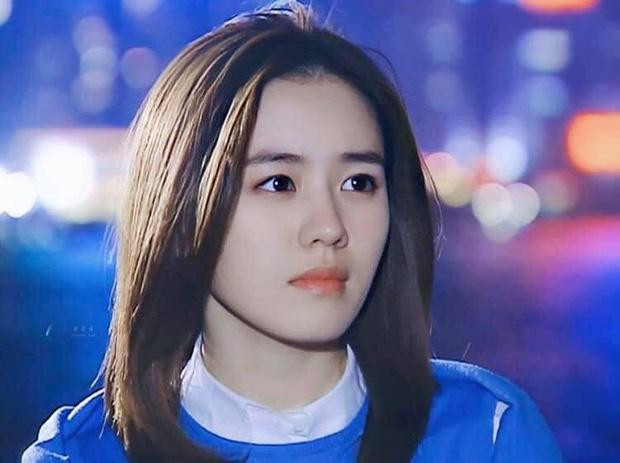 Khán giả hoàn toàn bị chinh phục bởi dung mạo non nớt, đúng chuẩn “tình đầu quốc dân” của Son Ye Jin khi mới vào nghề.