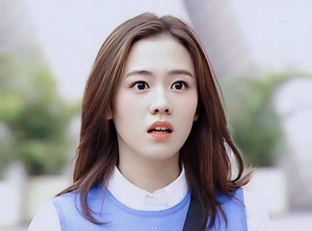 Những hình ảnh “chị đẹp” năm 19 tuổi bất ngờ được chia sẻ rầm rộ trên mạng xã hội khiến khán giả tán thưởng nhiệt tình bởi nhan sắc trong veo của cô.