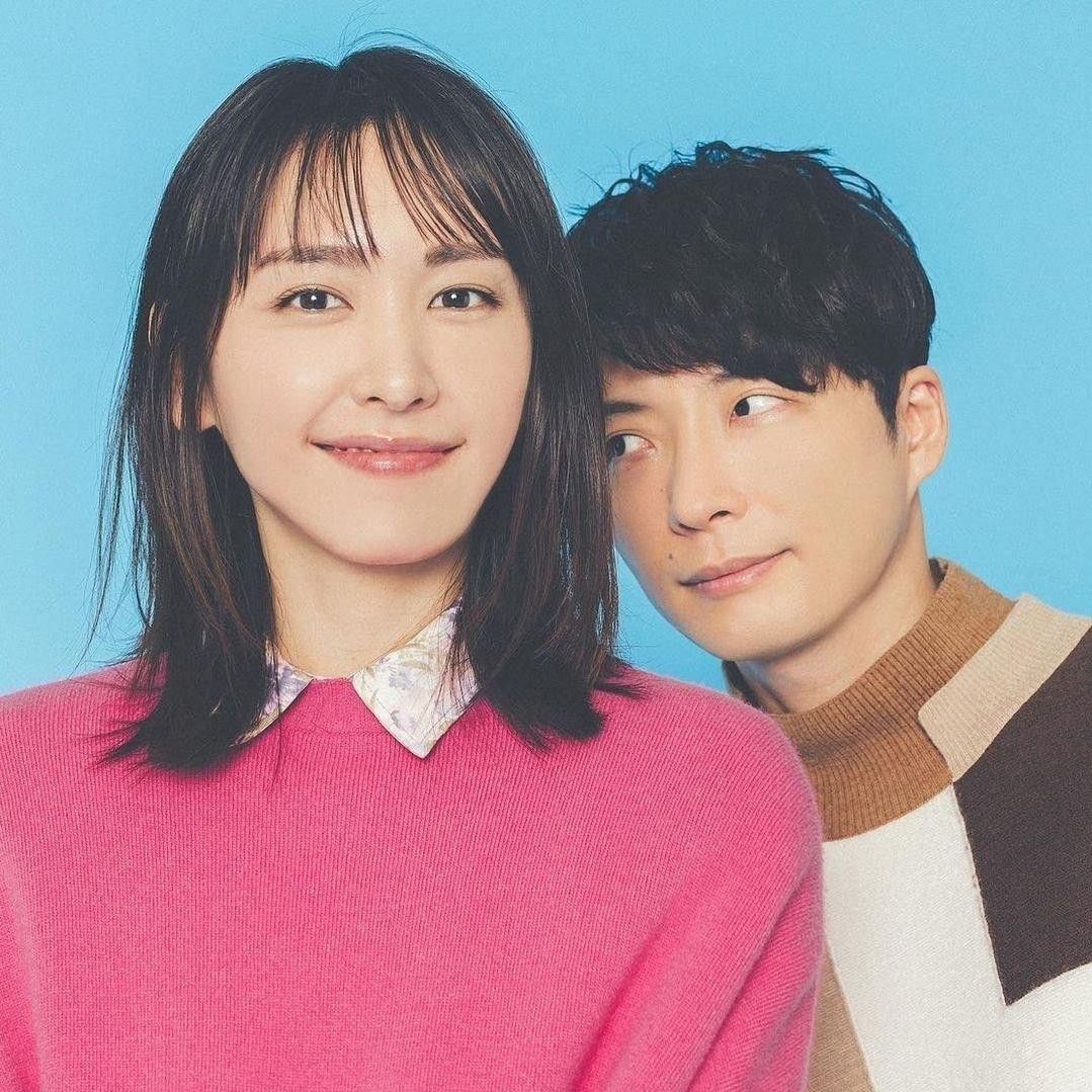 Tháng 5/2021, “ngọc nữ” thông báo kết hôn với tài tử Hoshino Gen, hơn cô 7 tuổi. Cặp sao bén duyên khi đóng vợ chồng trong Nigeru wa Haji da ga Yaku ni Tatsu - phim gây sốt tại Nhật Bản và một số nước châu Á năm 2016. Ảnh: Oricon.