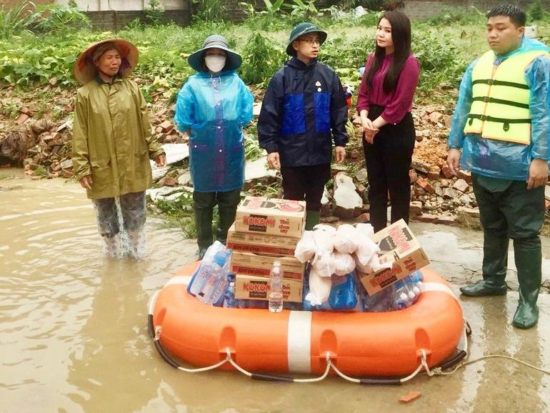 Lãnh đạo UBND huyện Tam Đảo thăm hỏi, hỗ trợ lương thực cho người dân ở khu vực ngập lụt. Ảnh: Hải Yến.