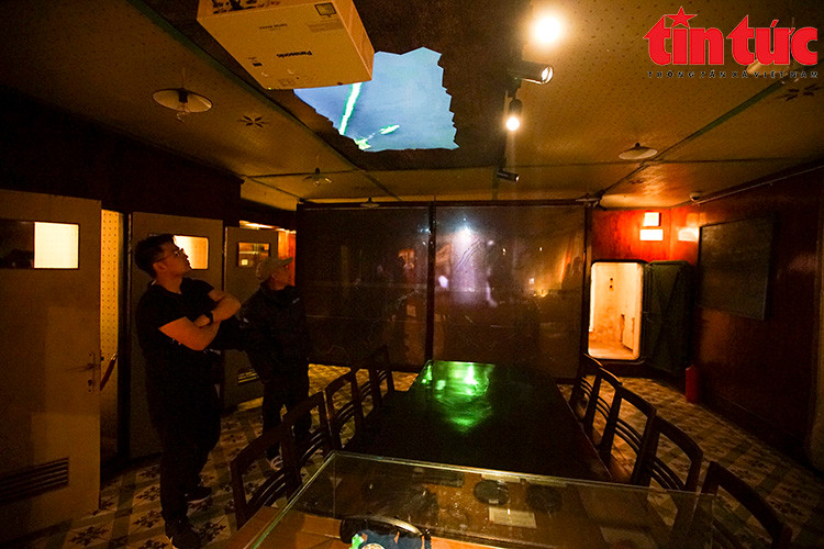 Phòng trực ban tác chiến rộng 34m2, là nơi làm việc 24/24 giờ của kíp trực ban tác chiến do Cục tác chiến, Bộ Tổng tham mưu đảm nhiệm. Phòng trực ban tác chiến rộng 34m2, là nơi làm việc 24/24 giờ của kíp trực ban tác chiến do Cục tác chiến, Bộ Tổng tham mưu đảm nhiệm.